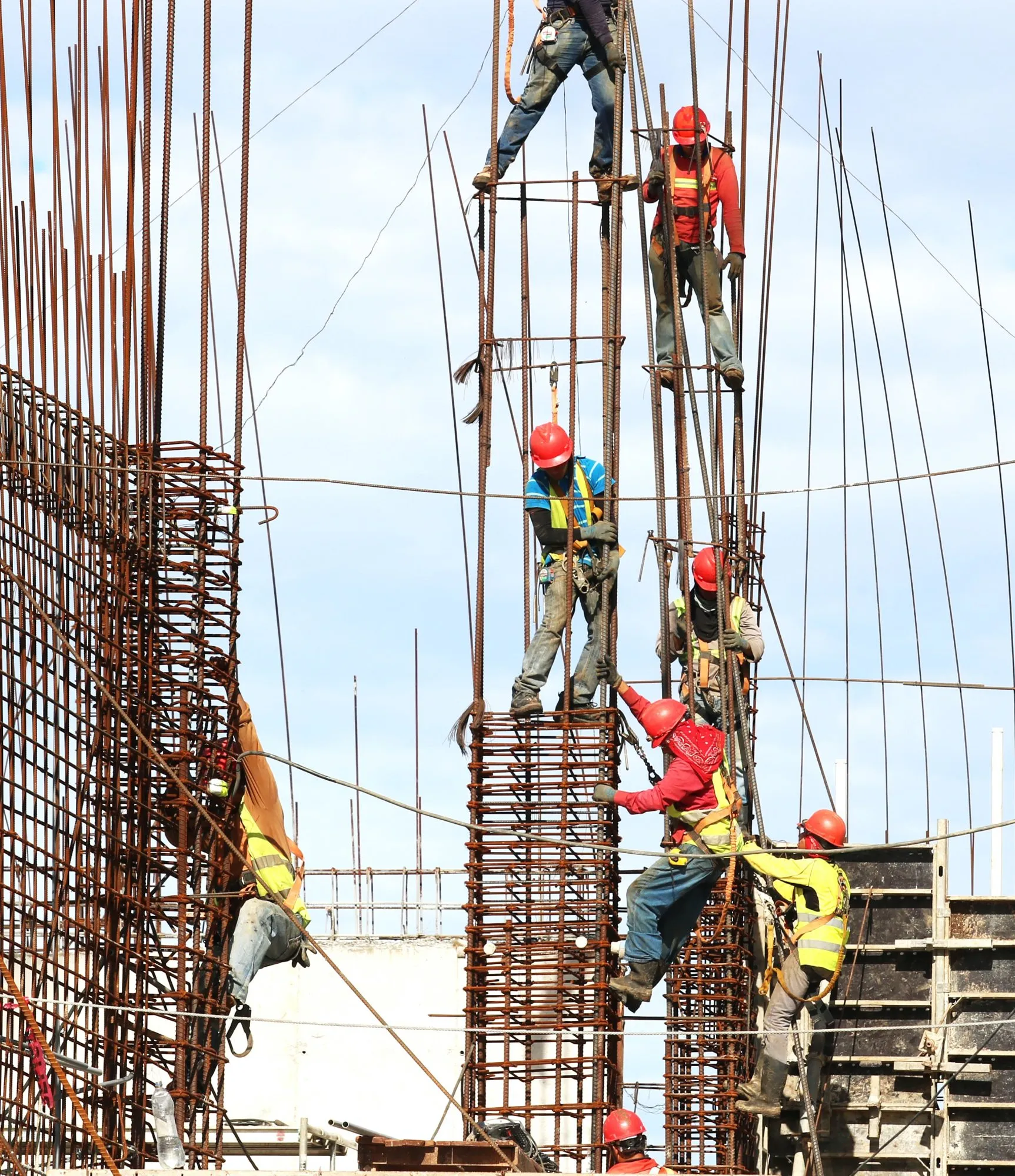 Operai al lavoro su armature in acciaio